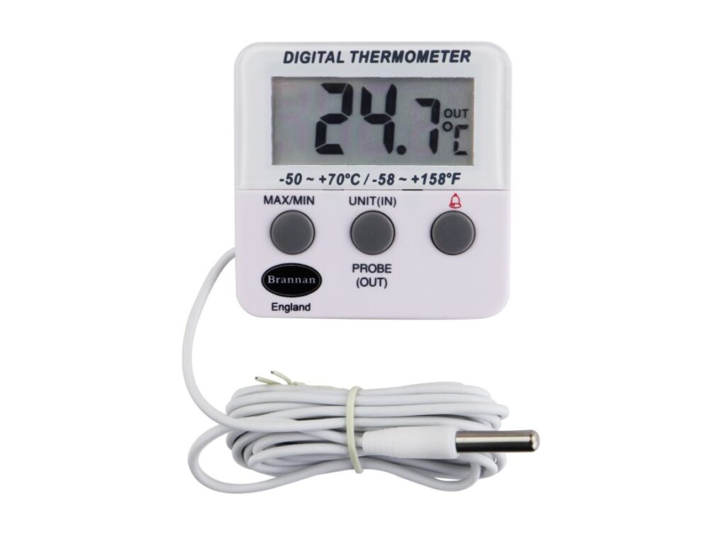 Double reading thermometer